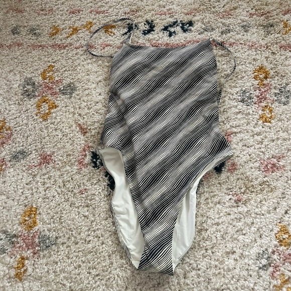 Everlane striped one piece swimsuit - Picture 3 of 7